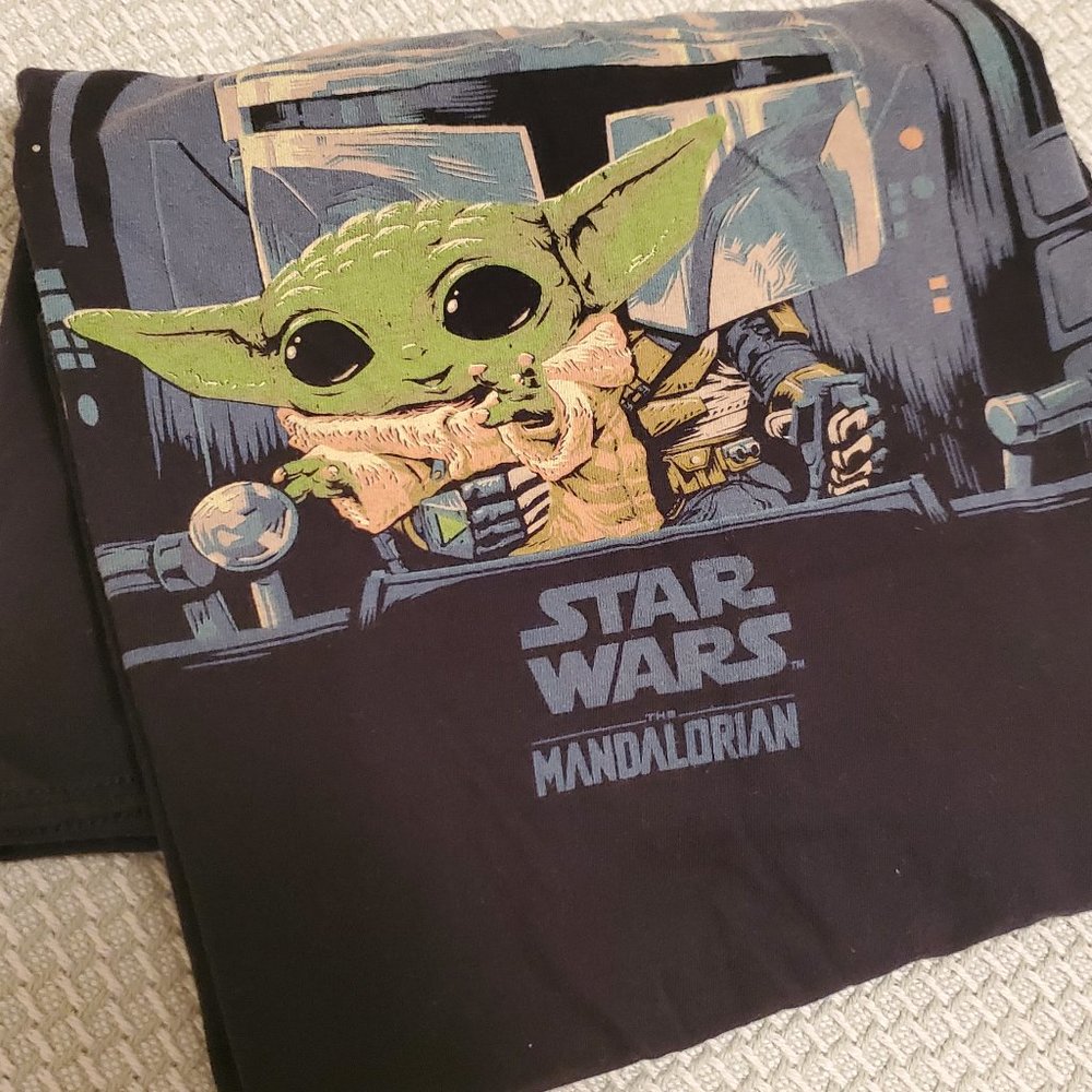 Funko pop mens large Mandalorian tee! Black L